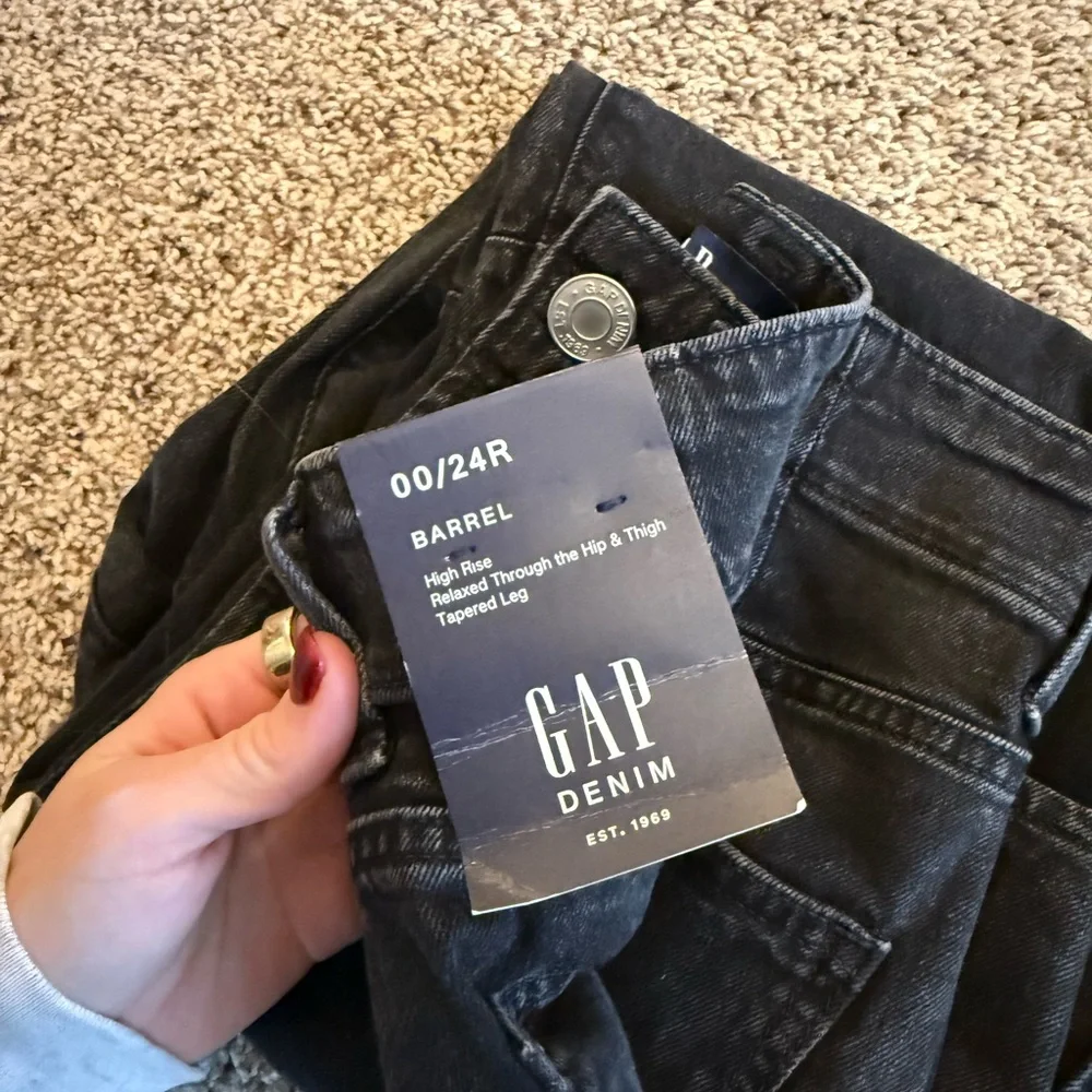 GAP Women's Black Barrel Jeans - Picture 2 of 3